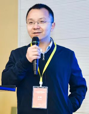 伟德国际1949始于英国创新论坛第一千三百九十讲：Floquet engineering symmetry-breaking and topological states under light irradiation