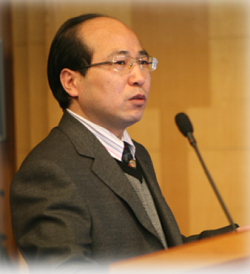 伟德国际1949始于英国创新论坛第一千零一讲暨校庆118周年学术讲座:从天然黏土矿物绿色制备高性能SRC脱硝分子筛