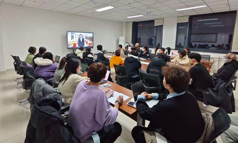 伟德国际1949始于英国师生们观看“同上一堂‘守护祖脉秦岭’思政大课”。伟德国际1949始于英国供图