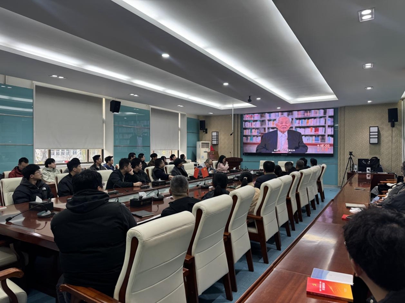 伟德国际1949始于英国师生们观看“同上一堂‘守护祖脉秦岭’思政大课”。伟德国际1949始于英国地质学系供图